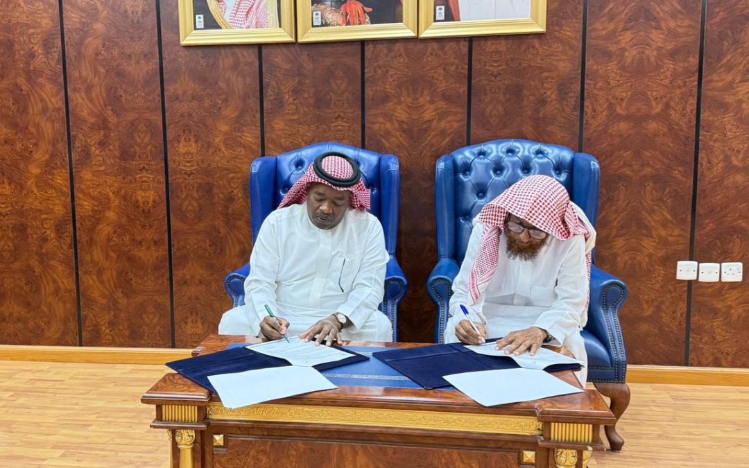 سعياً لتحقيق أهداف #رؤية_2030م في التكامل بين القطاع البلدي والقطاع الثالث؛ رئيس مجلس إدارة جمعية التنمية الاهلية بطفيل أ. حمد احمد الحسناني يوقع اتفاقية تعاون مع رئيس بلدية محافظة الليث المهندس/ عبدالله مبارك الزبيدي .